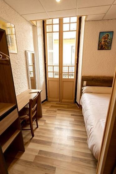 Hotel-Restaurant Le Saint Christophe Lourdes Exterior foto